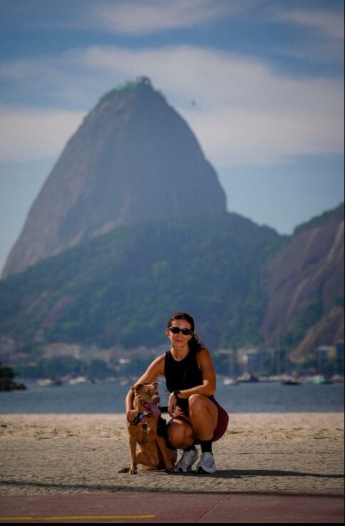 Lorena com a cachorra, Pão de Açúcar ao fundo